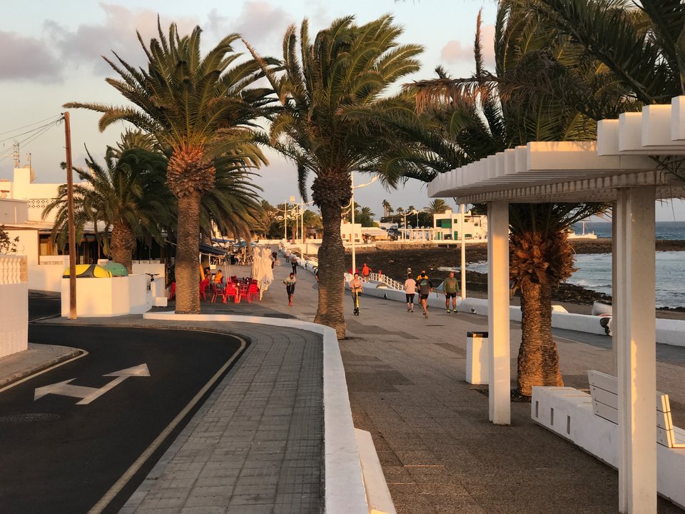 Avenida marítima de Playa Honda.