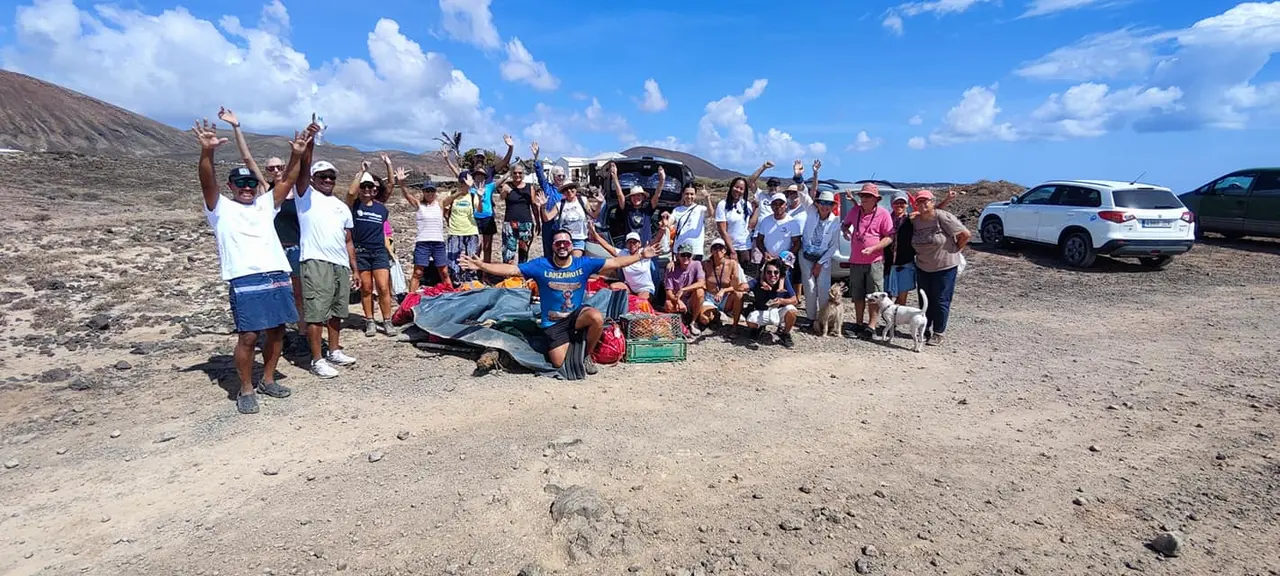 Voluntarios y voluntarias de 'Lanzarote Limpia' en una de sus acciones.