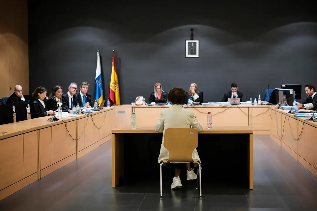 La ex alcaldesa de Arrecife declara ante el tribunal de justicia.