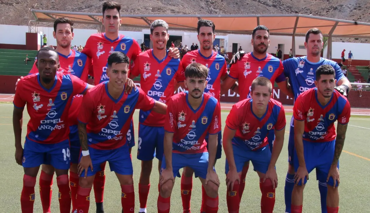 Equipo de la UD Lanzarote ante el Gran Tarajal.