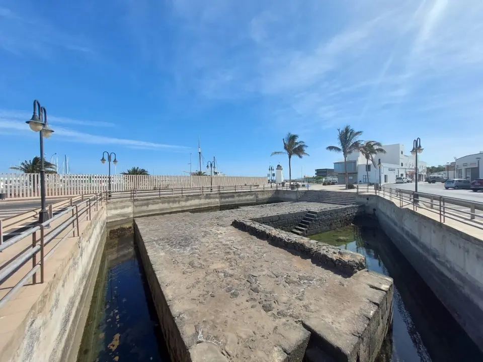 Primitivo muelle de Naos, hoy condenado en una urna de hormigón.