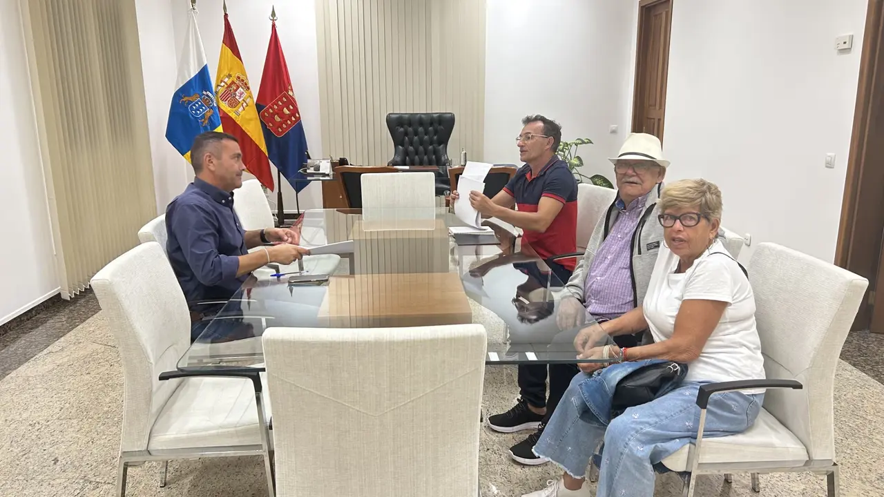 El presidente del Cabildo con la Asociación de Vecinos de Titerroy.