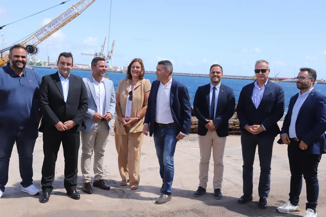 Visita de autoridades a las obras del nuevo muelle de Naos.