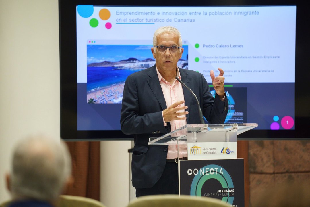 Pedro Calero Lemes, expone la ponencia Emprendimiento e innovación entre la población inmigrante en el sector turístico de Canarias.