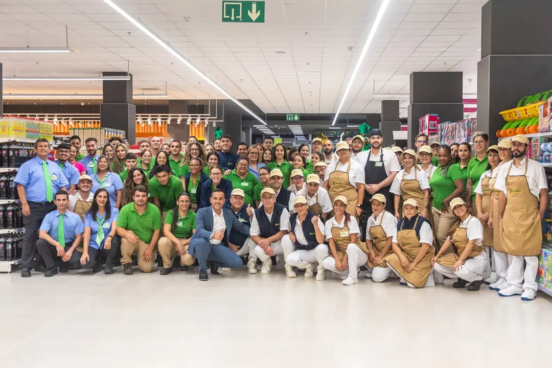 Equipo de la tienda HiperDino de Argana, en Lanzarote, en el momento de la inauguración.