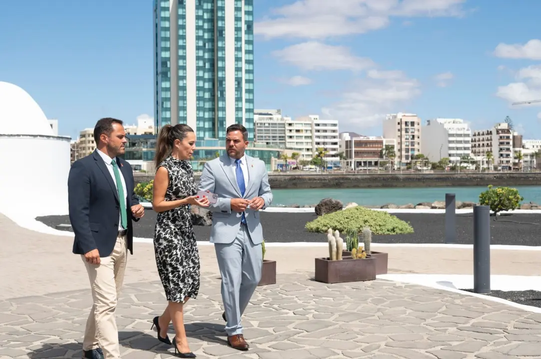 Jéssica de León con Yonathan de León y Jacobo Medina.