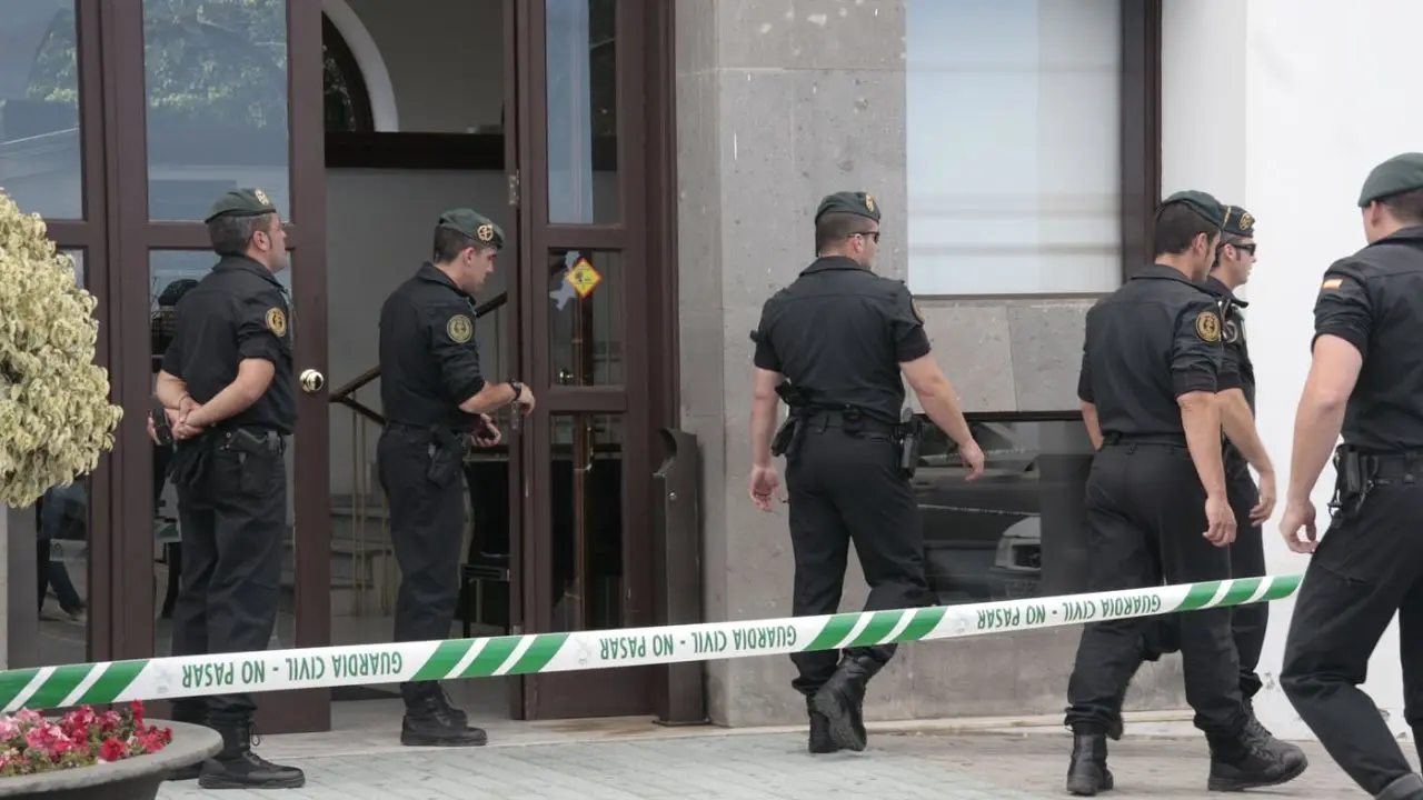 La Guardia Civil en el momento de registar el Ayuntamiento de Arrecife en 2009.