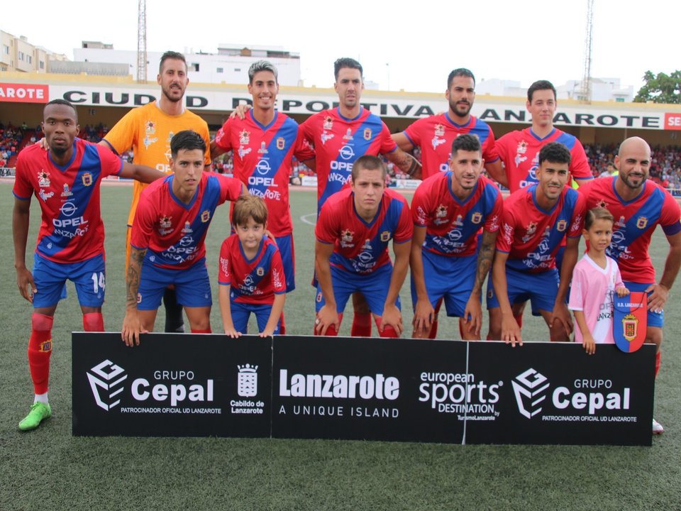 Equipo de la UD Lanzarote ante el San Bartolomé CF.