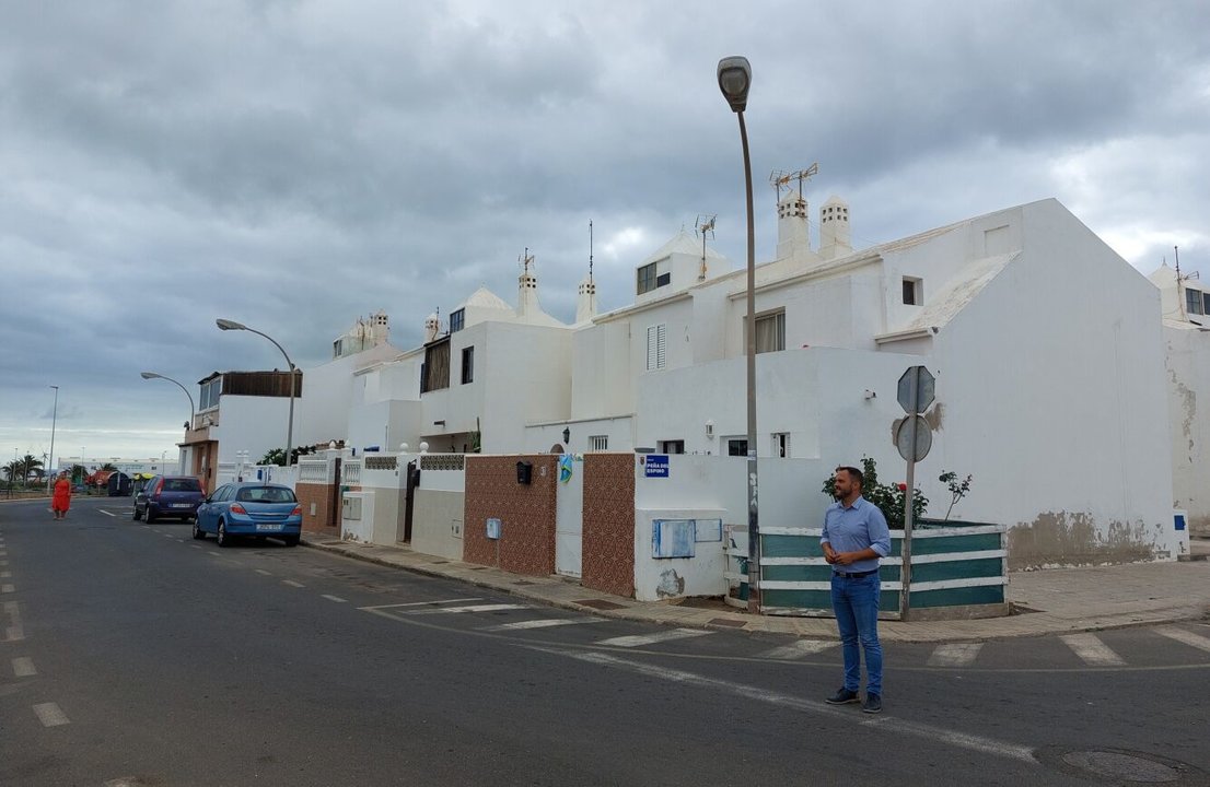 El alcalde de Arrecife en el barrio de Tinasoria.