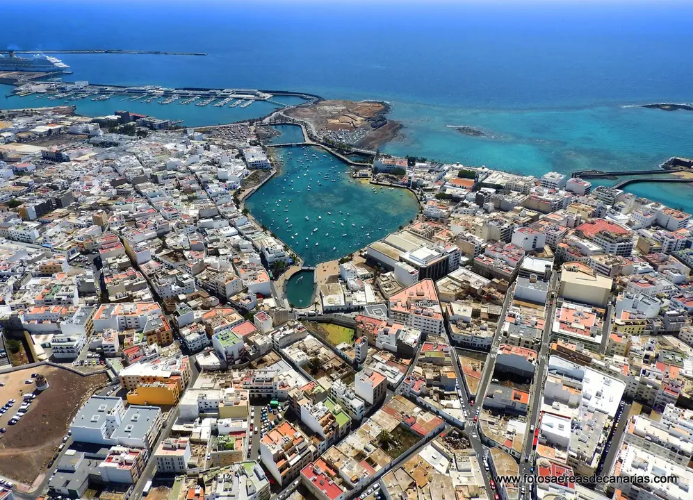 Arrecife y su marina.