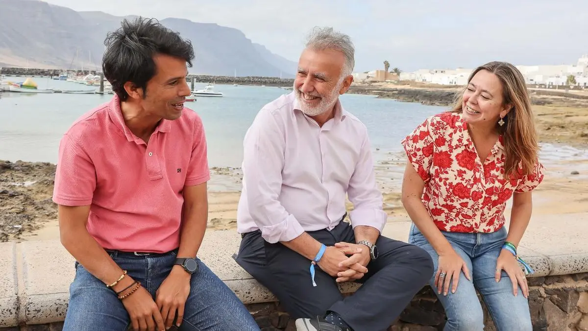 Marcos Bergaz con Ángel Víctor Torres y Loli Corijo en La Graciosa.