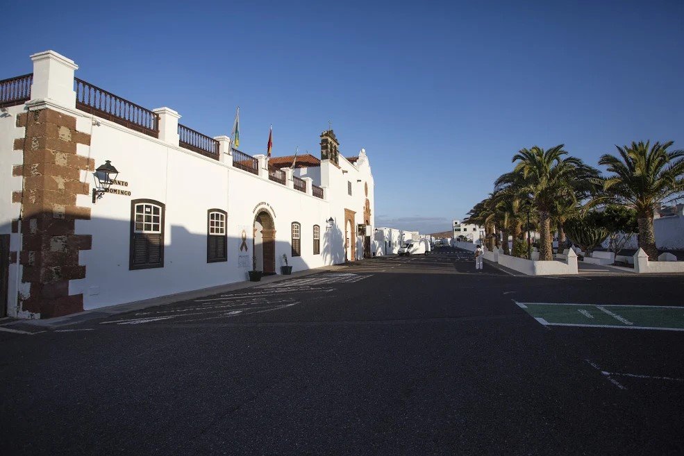 Ayuntamiento de Teguise y Convento de Santo Domingo.