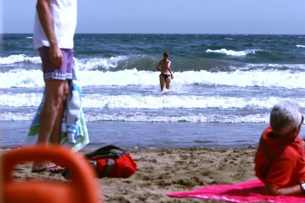 Una bañista en una playa canaria
