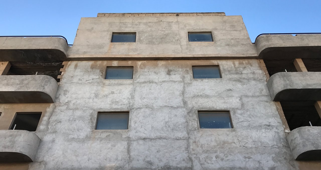 Edificio inacabado con fachada a las calles Coronel Bens, Triana y Uruguay, en Arrecife.