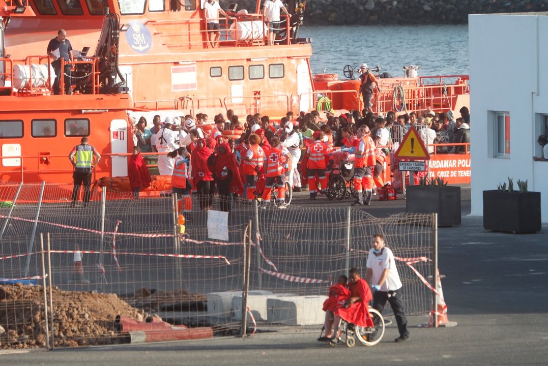 Inmigrantes a su llegada al Puerto de Arrecife.