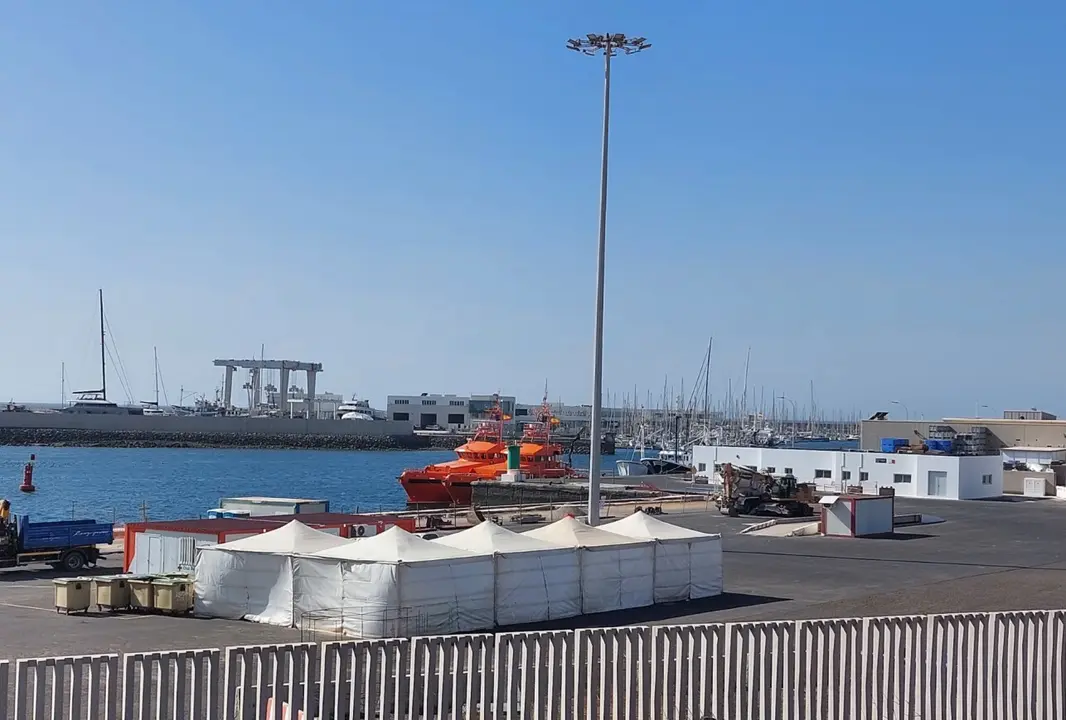 Carpas provisionales desplegadas en Arrecife para atender a las personas inmigrantes. Imagen de archivo.