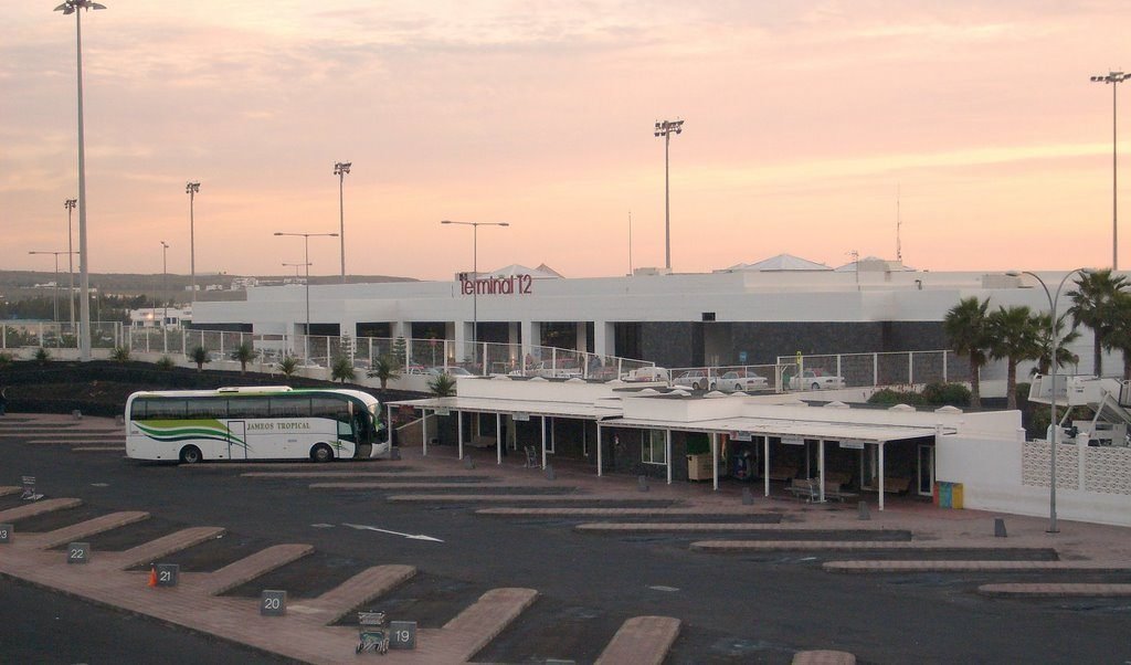 Guagua en el aparcamiento del Aeropuerto de Lanzarote.