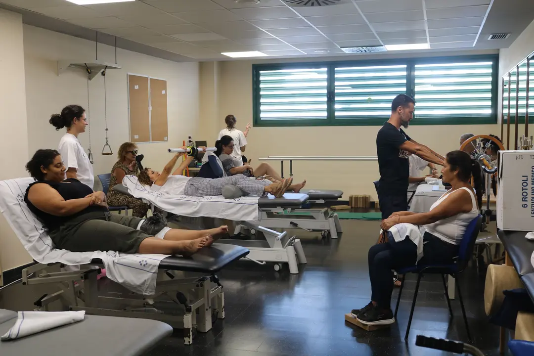 Pacientes y profesionales en el servicio.