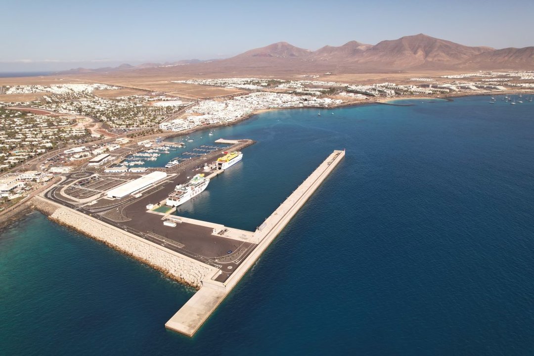 Puerto de Playa Blanca ampliado con su nuevo dique de 300 metros de longitud.