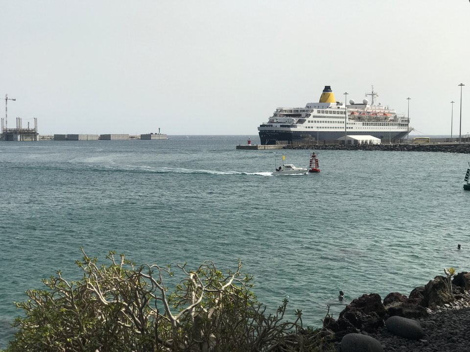 Barco de cruceros en Arrecife.