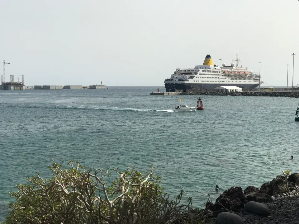 Barco de cruceros en Arrecife.