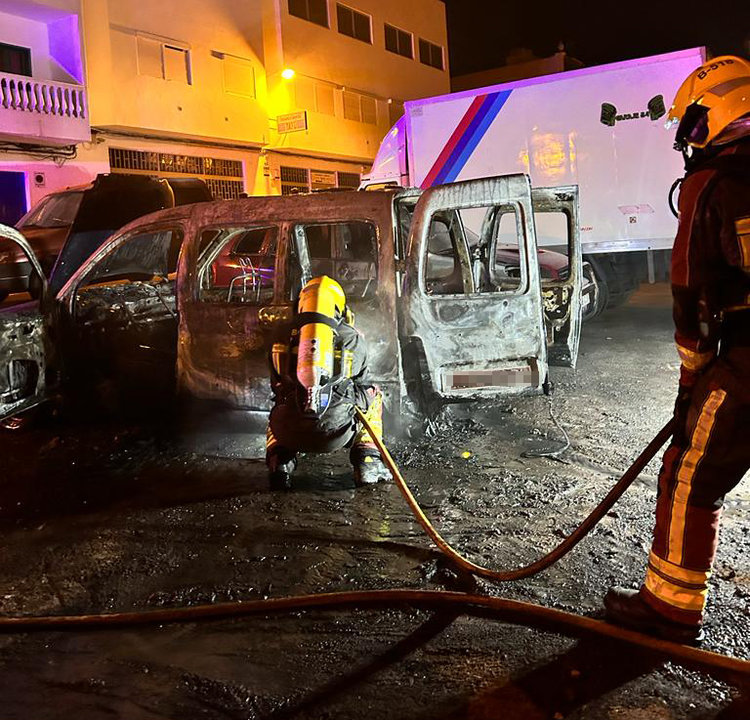 Incendio de vehículos en la calle Augusto Lorenzo de Arrecife