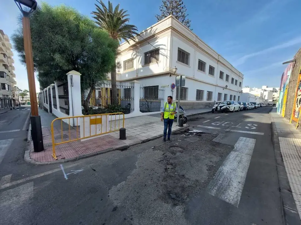 El alcalde junto a la calle que se reasfaltará