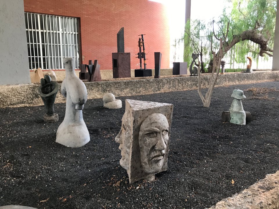 Escuela de Arte Pancho Lasso de Arrecife. Esculturas en los jardines.