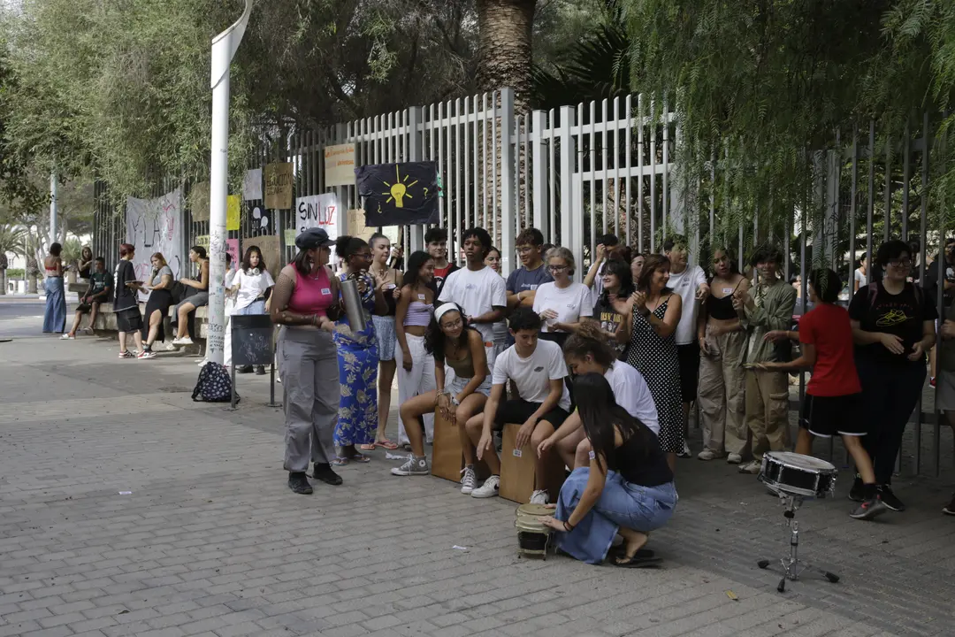 Alumnado de la Escuela Pancho Lasso en huelga.