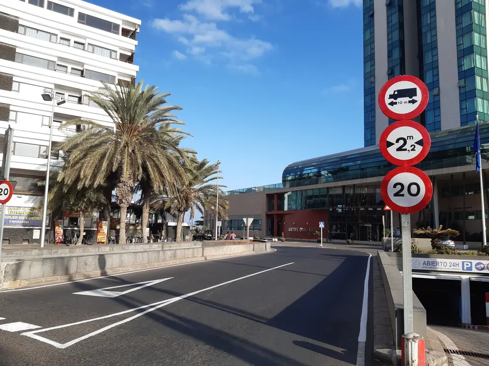 Avenida de Arrecife. La señal de limitación de velocidad es raro que se respete.