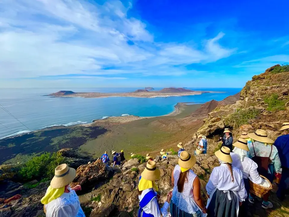 Mujeres bajando el Risco por el sendero.