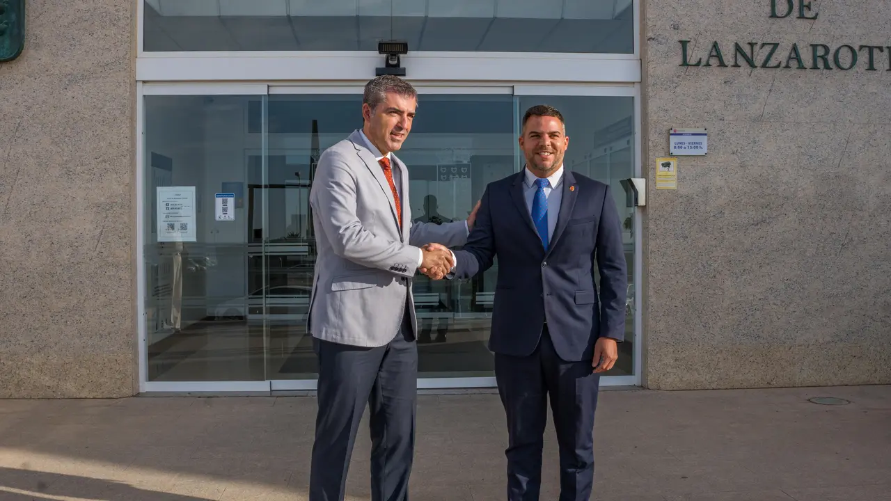 Visita de Manuel Domínguez al Cabildo de Lanzarote.