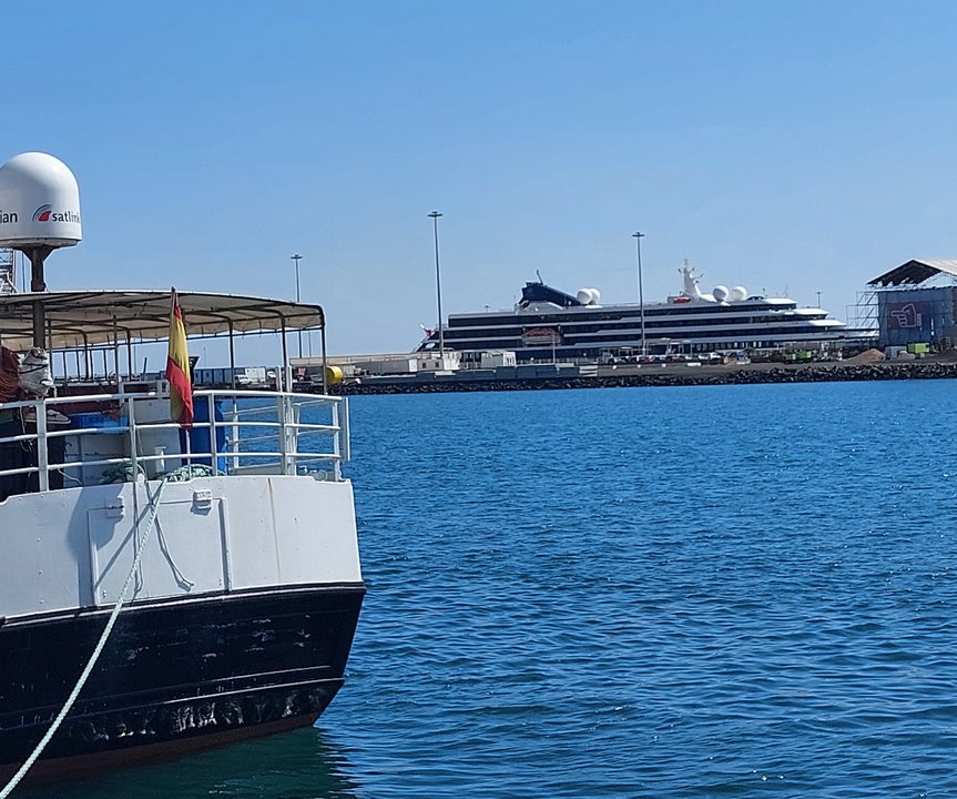 El  'World Navigator' atracado en el Muelle de Cruceros de Arrecife.