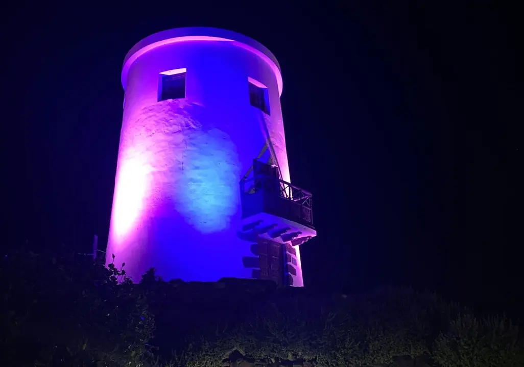 Molino de Yaiza iluminado de color rosa y azul.