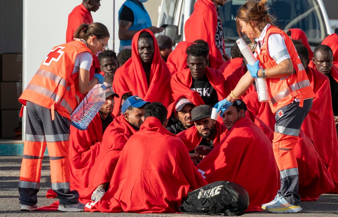 Personas migrantes atendidas por personal voluntario de Cruz Roja en Puerto Naos.