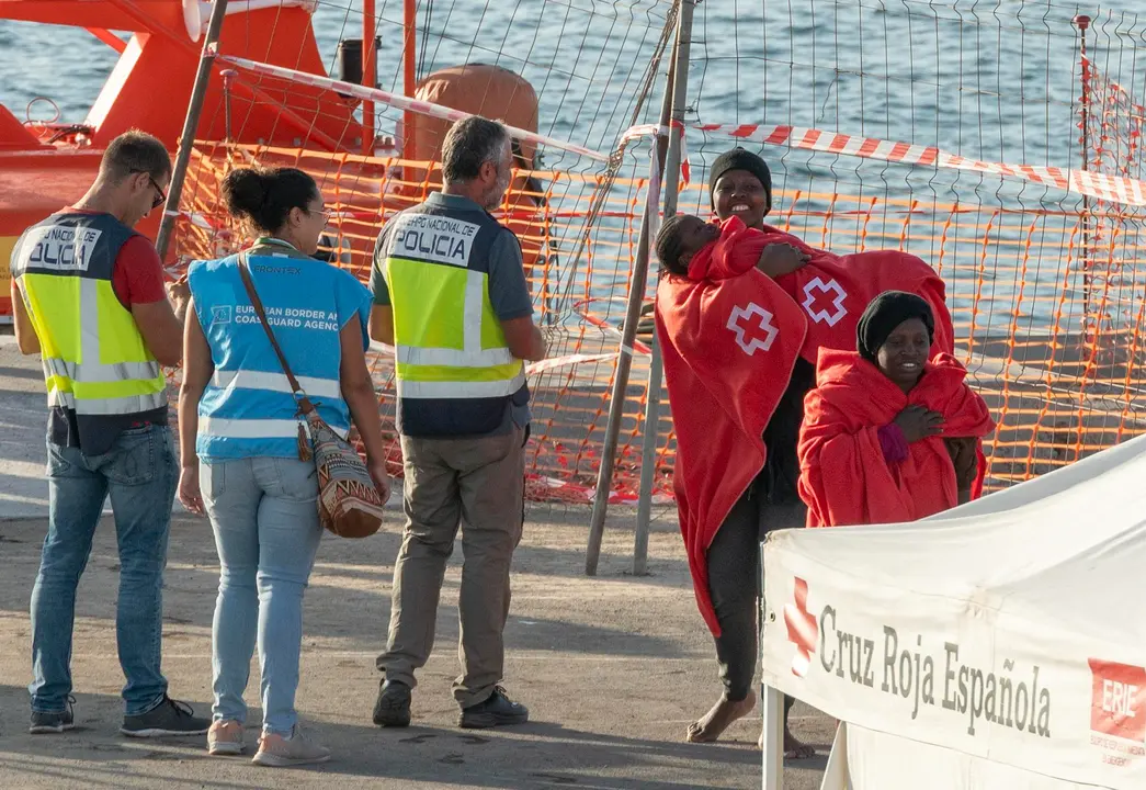 Personas migrantes atendidas en Puerto Naos. Foto EFE, Adriel Perdomo.