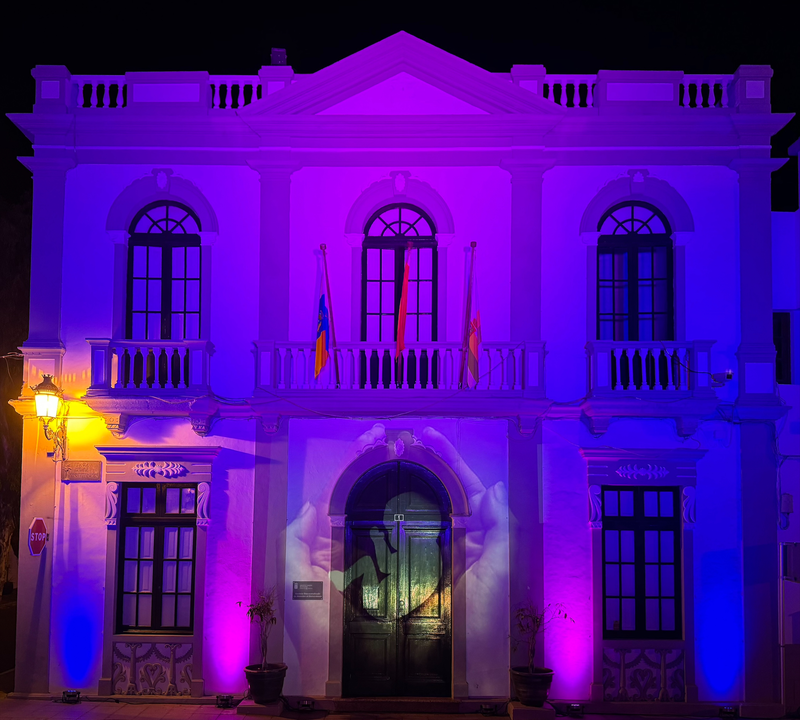 Fachada del Ayuntamiento de Haría iluminada.