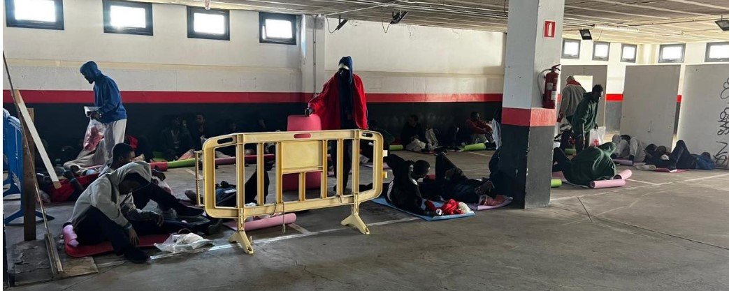 Migrantes duermen en el garaje de la Comisaría de la Policía Nacional de Arrecife. Imagen conseguida por COPE Canarias.