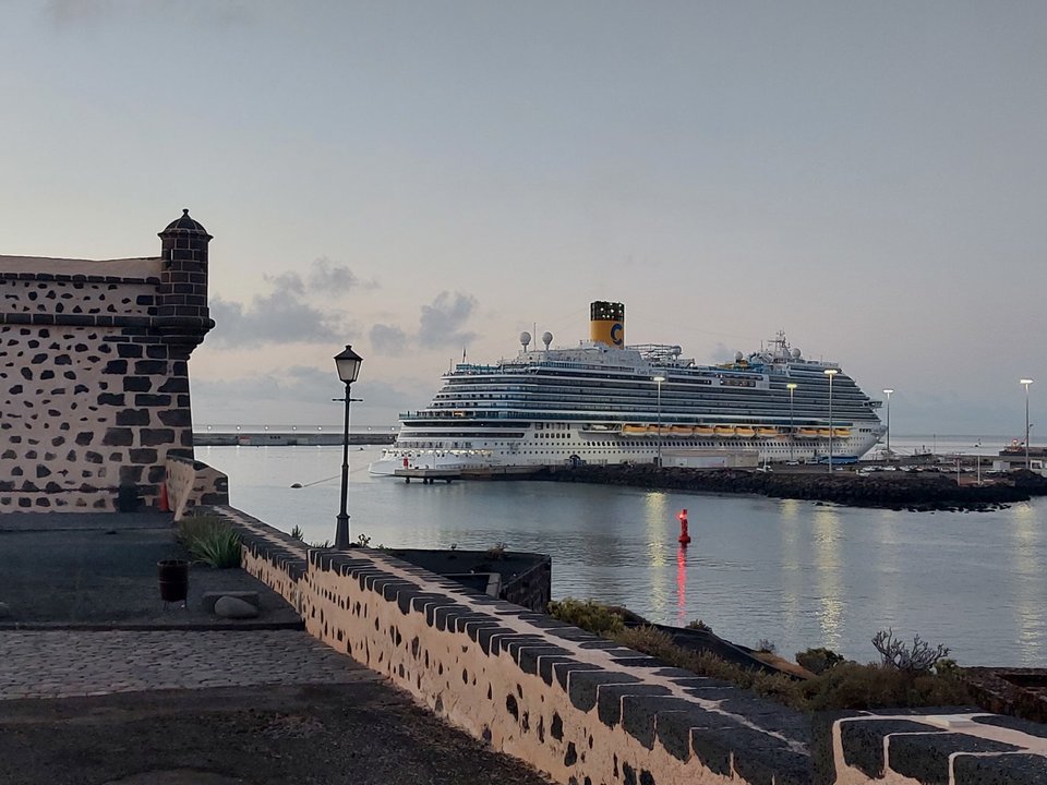 El 'Costa Firenze' en el Muelle de Cruceros de Arrecife.