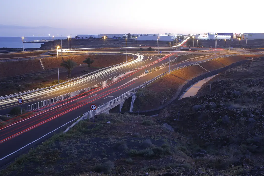 Carretera de Circunvalación de Arrecife, al caer la noche. Foto JL Carrasco.