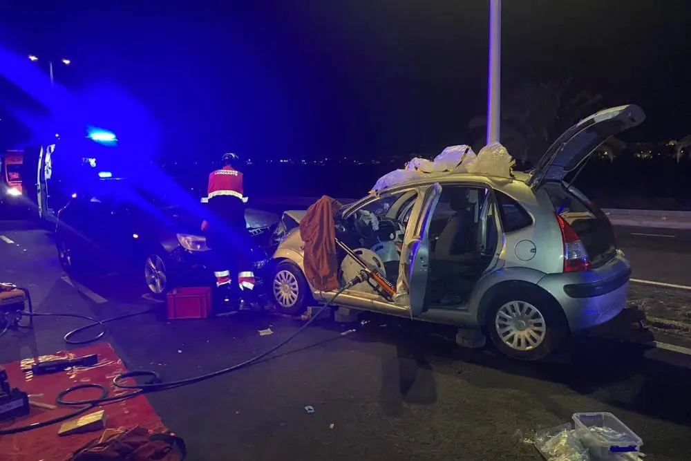 Intervención de los bomberos en el accidente