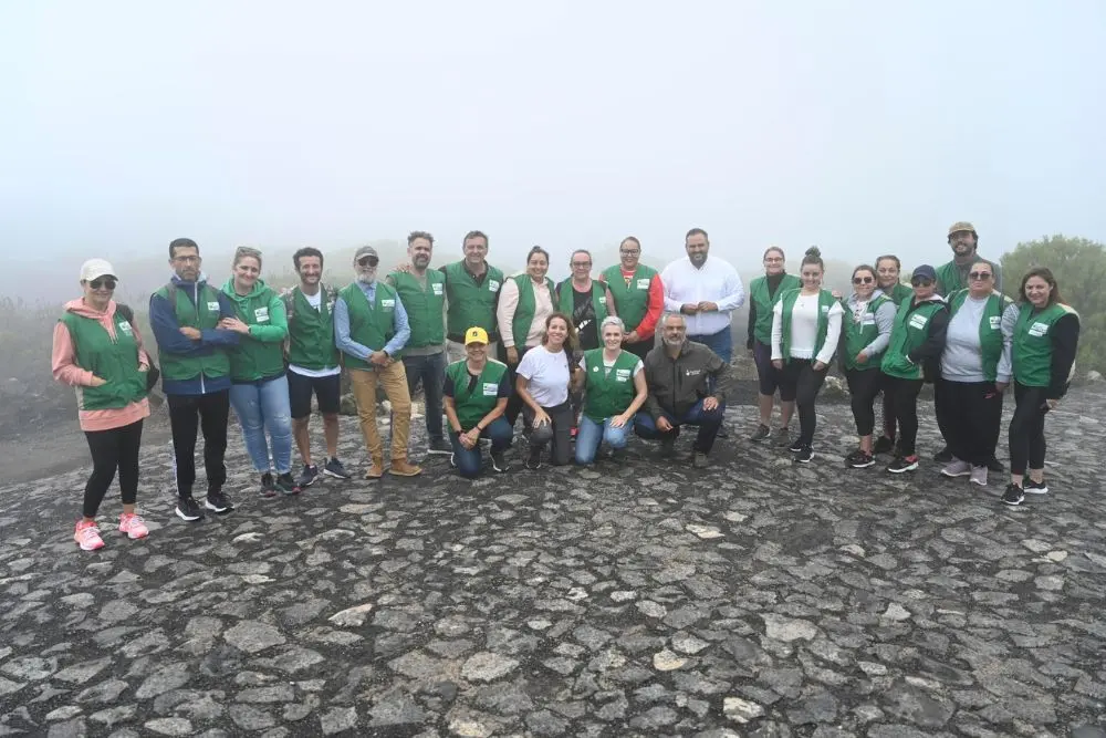 Grupo que asistió a la plantación de árboles