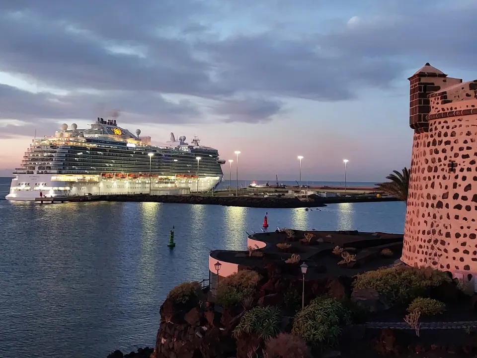 El 'Sky Princess' atracado en el Muelle de Cruceros de Arrecife.