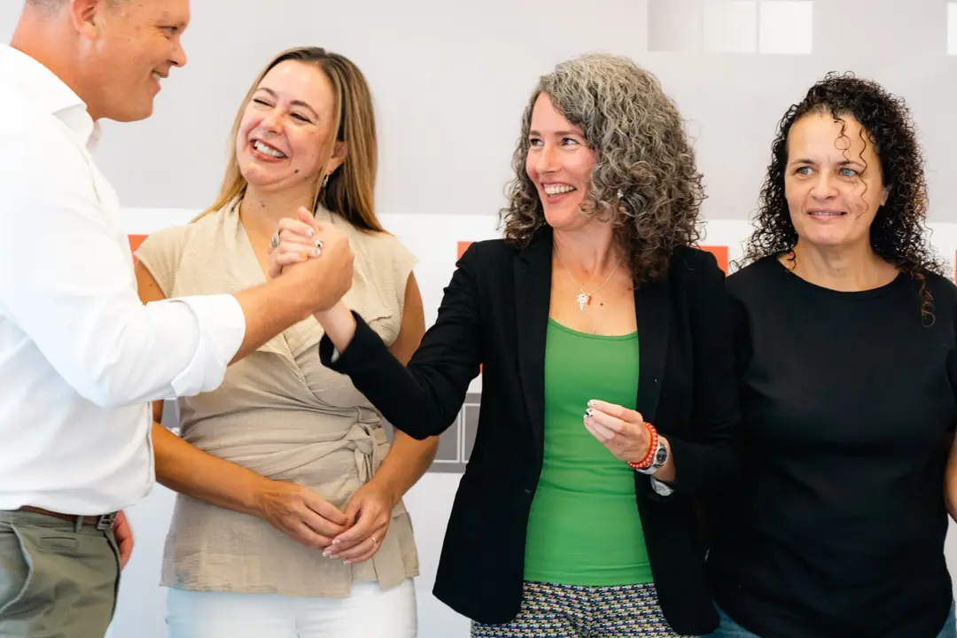 Ariagona González, Loli Corujo y otros integrantes del PSOE de Lanzarote.