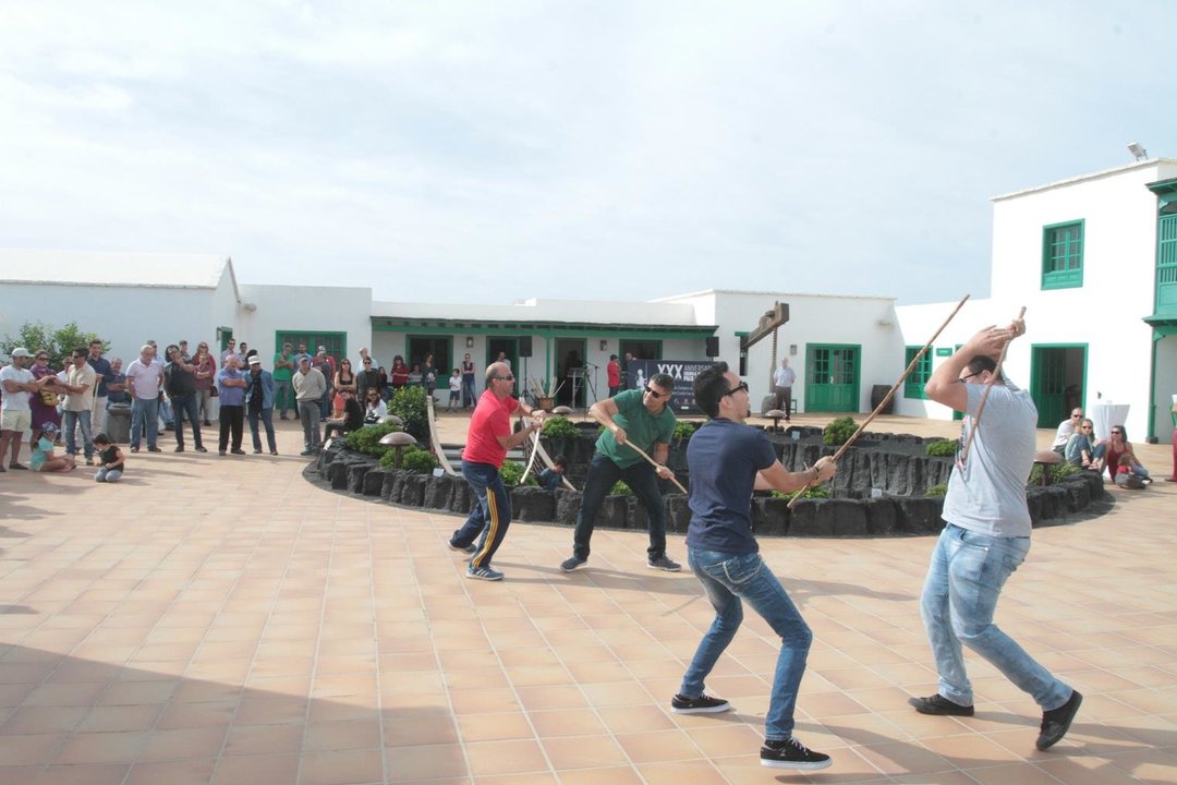 Demostración del juego del palo en la Casa Museo del Campesino.