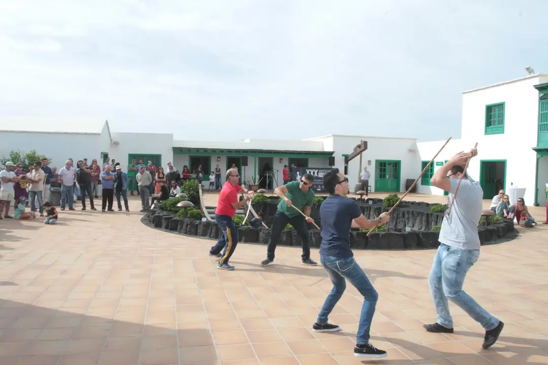 Demostración del juego del palo en la Casa Museo del Campesino.