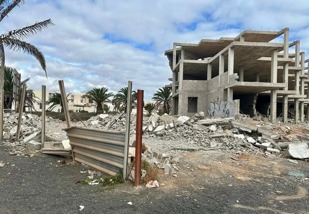 Demolición de esqueletos en Costa Teguise.