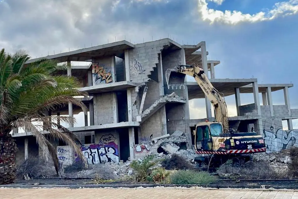 Demolición de esqueletos en Costa Teguise.