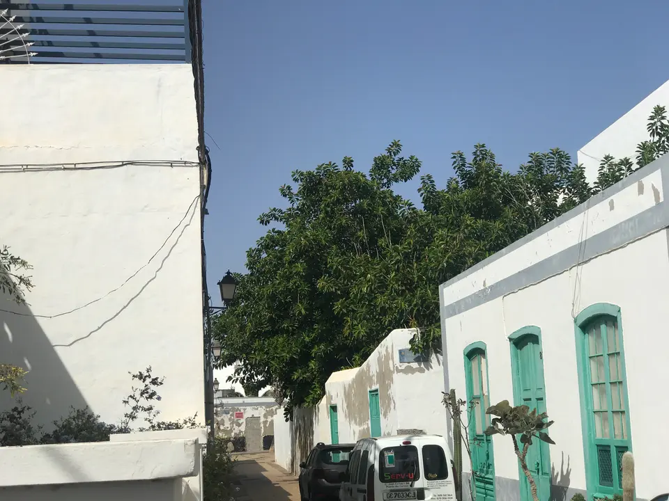 Calle Brasil, esquina Pasaje Fotógrafo Gabriel Fernández.