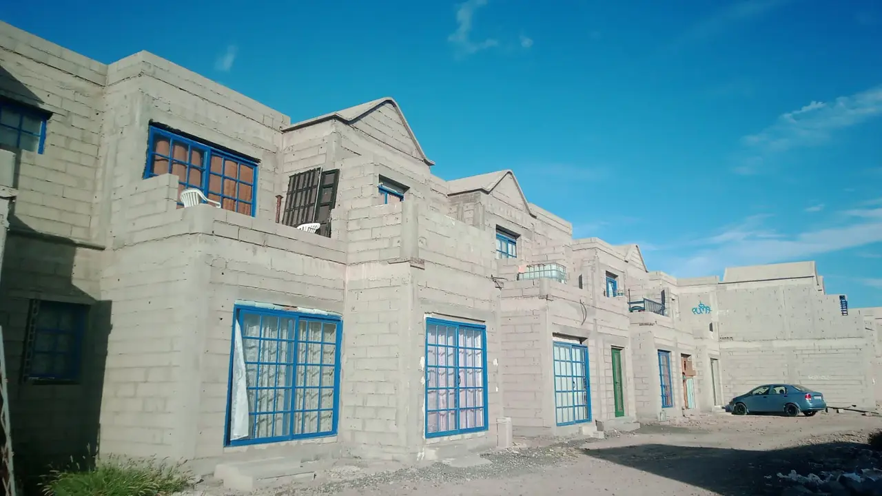 Casas ocupadas en Playa Blanca.